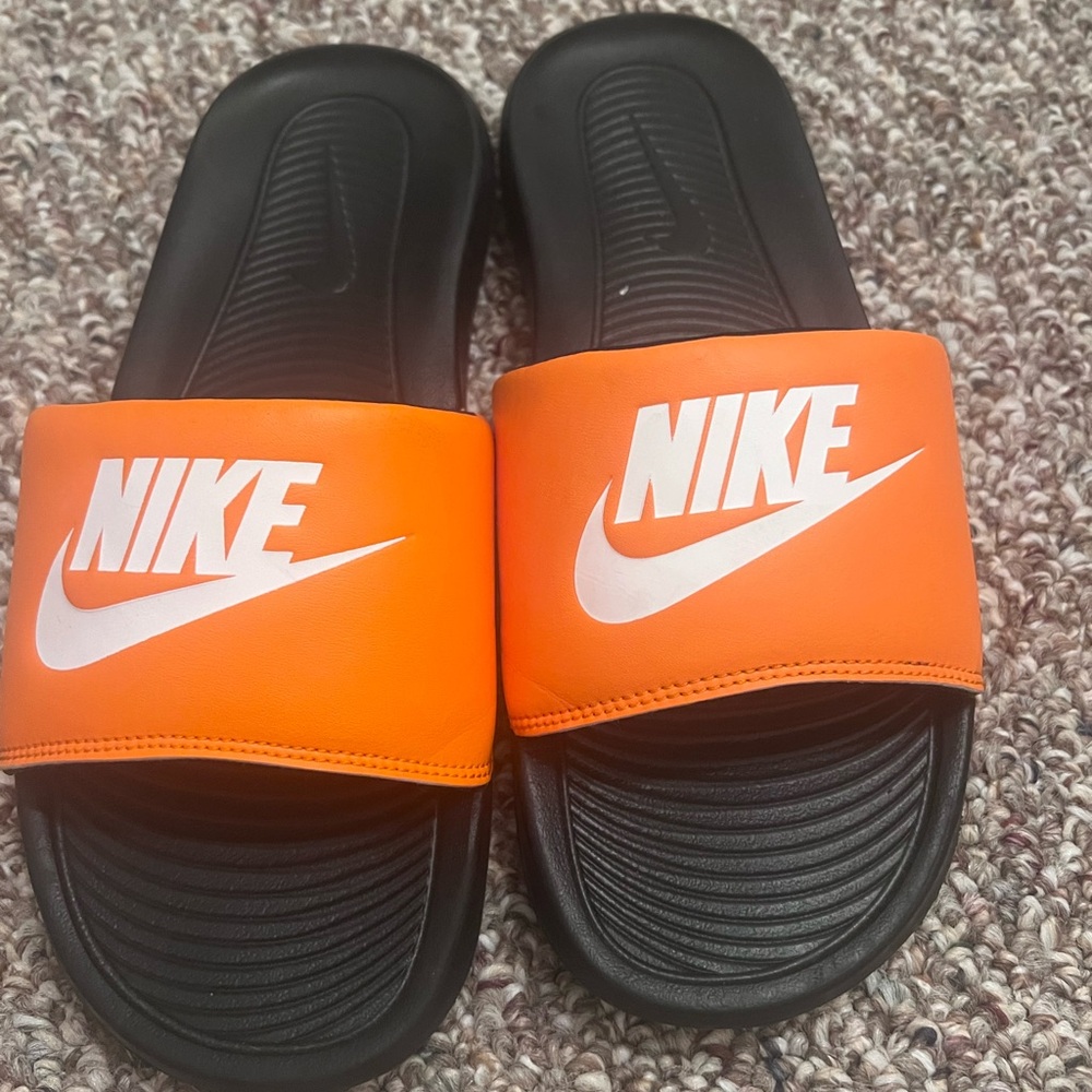 Like new ! Nike men’s slip ons